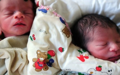 Cặp song sinh ra đời khỏe mạnh dù người mẹ không có buồng trứng