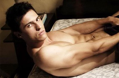 'Khoe hàng”: Người “đau” mắt, kẻ chê cười