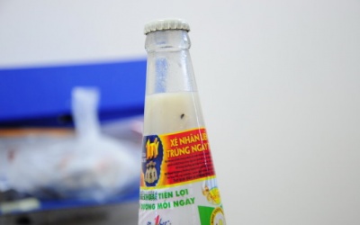 Tiếp tục xuất hiện 'vật thể lạ' trong chai sữa đậu nành của Tân Hiệp Phát