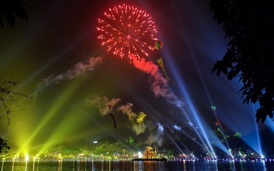 Chi tiền triệu để xem pháo hoa ở Hà Nội