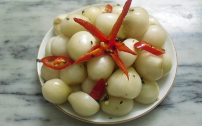 Ngày Tết: Những ai không ăn được dưa hành muối?