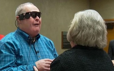 Mắt điện tử giúp người đàn ông thấy lại gia đình sau 10 năm mù loà