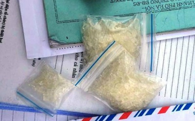 Giấu ma tuý trong túi lì xì ngang nhiên lượn phố