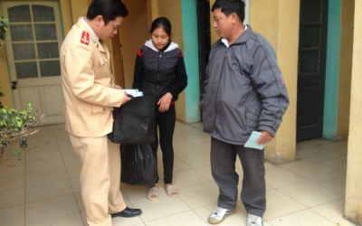 Cô bé 13 tuổi đoàn tụ với bố sau 1 ngày đi lạc