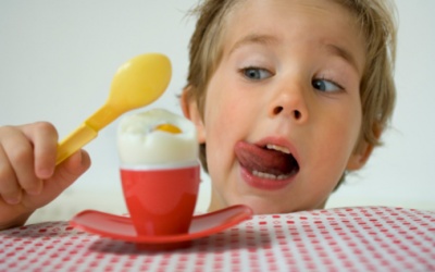 Bé ăn nhiều trứng có tốt không?