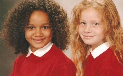 Gặp gỡ 2 cô gái tuổi teen khác màu da, ánh mắt... nhưng lại là chị em sinh đôi