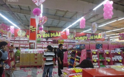 Dịp 8/3: Siêu thị, cửa hàng giảm giá “nịnh” chị em
