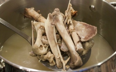 Không có chuyện nấu phở bằng hoá chất huỷ hầm cầu