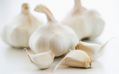  Có nên điều trị thoái hóa cột sống bằng rượu tỏi?