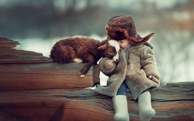 Những hình ảnh đáng yêu của trẻ em với động vật