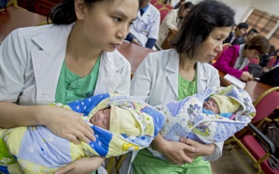 Nuôi sống hai bé sinh non khi mới hơn 5 tháng