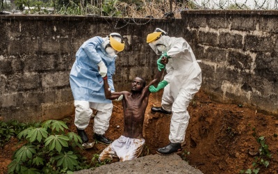 Ám ảnh những bức ảnh về đại dịch Ebola đạt giải Ảnh báo chí Thế giới 2015