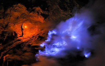 Cận cảnh công việc nguy hiểm bên miệng núi lửa