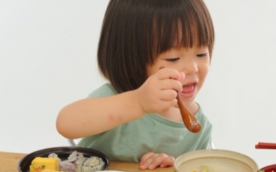 Làm sao để trẻ ăn ngoan?