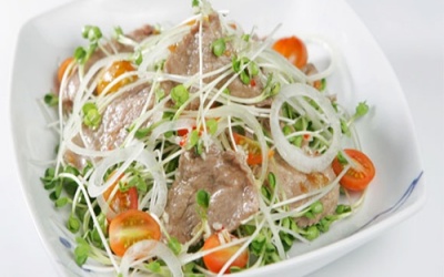 Món ngon đầu tuần: Salad rau mầm với thịt bò xào