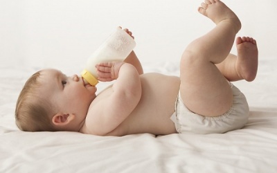 Bé 10 tháng tuổi đột tử vì vừa ngủ vừa bú bình