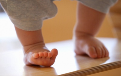 Chân trẻ bị vòng kiềng, phải làm sao?