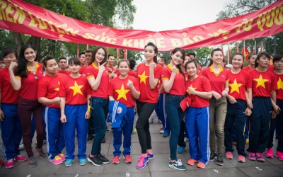 Kỳ Duyên mặc áo đỏ sao vàng chạy quanh Hồ Gươm vì... sức khỏe toàn dân