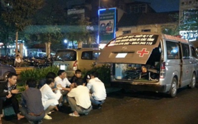 Triệu tập 3 tên côn đồ hành hung lái xe chở tử thi trước cổng BV Việt Đức