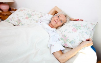 Vì sao càng già càng khó ngủ? 