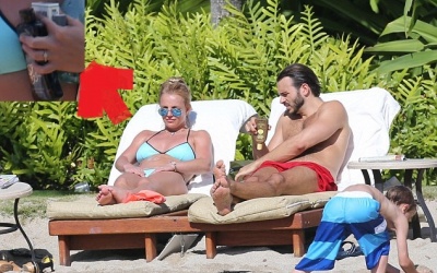 Lộ ảnh 'công chúa nhạc Pop' đeo nhẫn đính hôn đi nghỉ với người tình