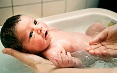 Trẻ bị rôm sảy phải làm sao?