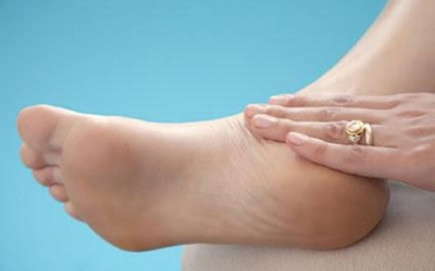 Phù chân khi đứng lâu, điều trị như thế nào?