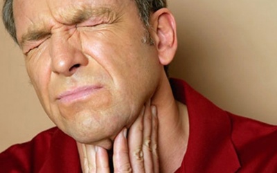 Khi nào cần đưa người cao tuổi đi khám viêm thanh quản?