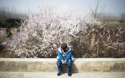 Trung Quốc: Cậu bé 8 tuổi nhiễm HIV bị cả làng ruồng bỏ