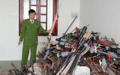 Dại dột nghịch súng, nam thanh niên suýt giết chết bạn gái