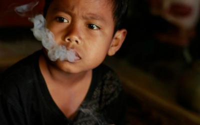 Sốc: 7 tuổi 'đốt' hàng chục điếu thuốc lá mỗi ngày