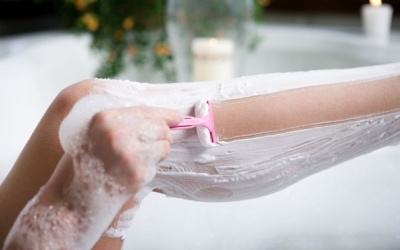 Có nên cạo lông chân, lông tay không?