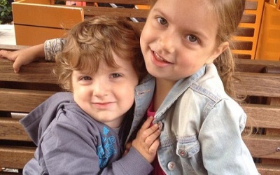 Cảm động tình thương em trai của cô gái nhỏ 5 tuổi