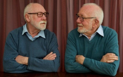 Cặp 'song sinh' khác cả cha lẫn mẹ