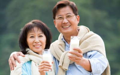 Người cao tuổi có nên uống sữa tươi không?