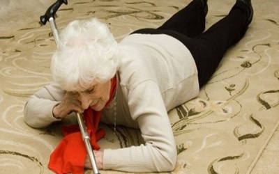 Vì sao người cao tuổi hay bị ngã?