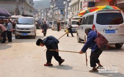 Photo: Cảm động tình yêu bền chặt của cụ bà với người chồng mù trong suốt 30 năm