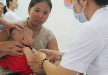 Đình chỉ hai lô vắc-xin trên toàn quốc