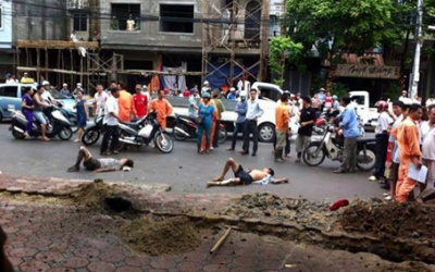 Hai công nhân lâm nạn vì đào trúng dây điện