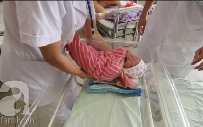 Học tắm bé theo các hộ lý Bệnh viện Việt Nhật