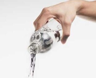 Nước uống để lâu trên ôtô có thể gây ung thư vú