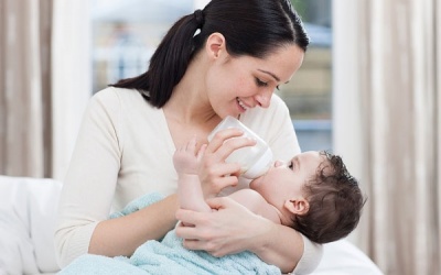 Vì sao trẻ uống sữa công thức bụ hơn?