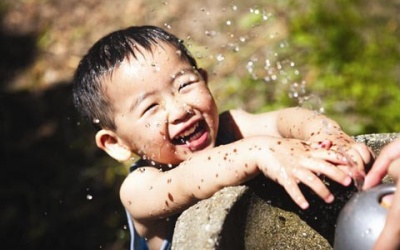 Dùng nước sạch giúp trẻ phát triển chiều cao