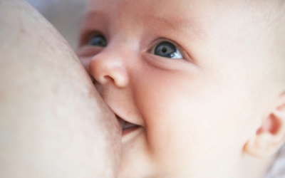 Trẻ ăn sữa mẹ sẽ giảm nguy cơ nói lắp