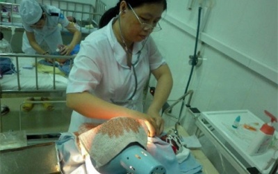 Bé sơ sinh sống lại sau khi bệnh viện trả về