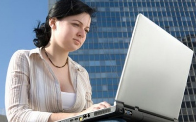 Cảnh báo khô mắt vì 'úp mặt vào máy tính'