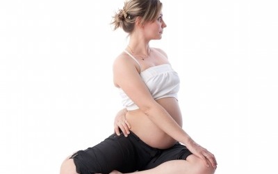 Có nên tập yoga khi mang bầu?