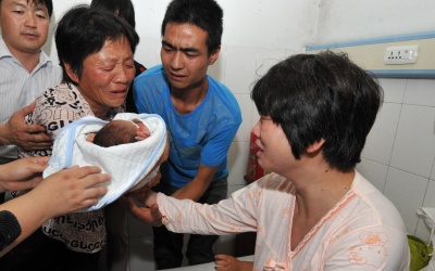 Giải cứu hai bé gái song sinh bị bác sĩ “đánh cắp”