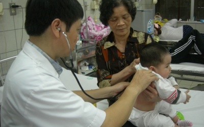 Khi trẻ tiêu chảy, chớ kiêng ăn nhịn uống!