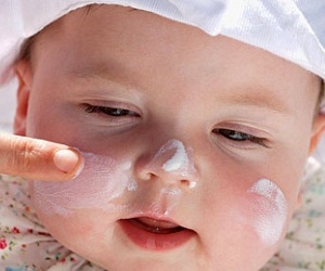 Trẻ em cần dùng kem chống nắng thường xuyên